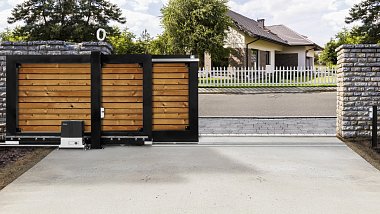 Letní měsíce jsou tím nejlepším obdobím pro instalace i servis motorových pohonů ke garážovým, nebo vjezdovým vratům